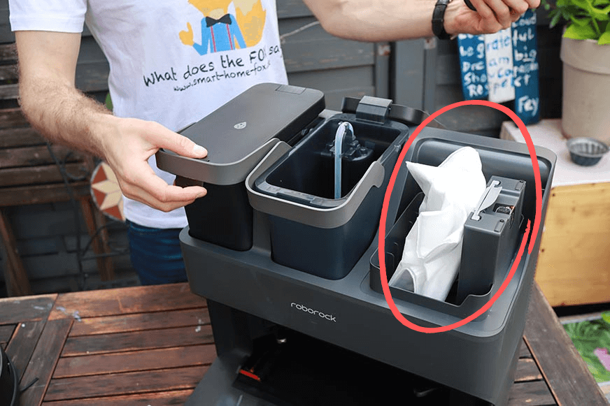 Das Absaugloch an der Roborock S7 MaxV Ultra Station ist in der Nahaufnahme zu sehen